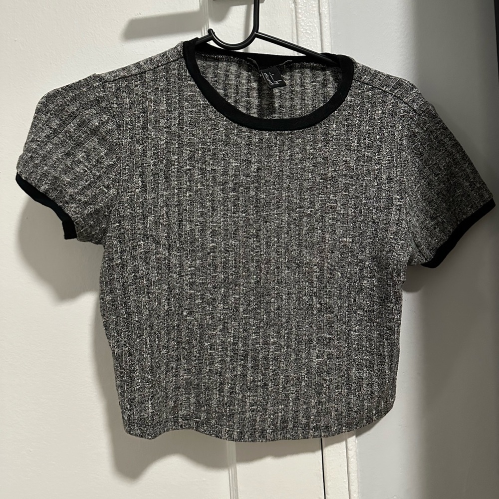 Contrast crop top by Forever 21 - Picture 2 of 4